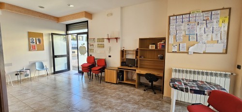 Putignano 2000 Locale Angolare Ideale Per Ufficio, Ottimo Stato.